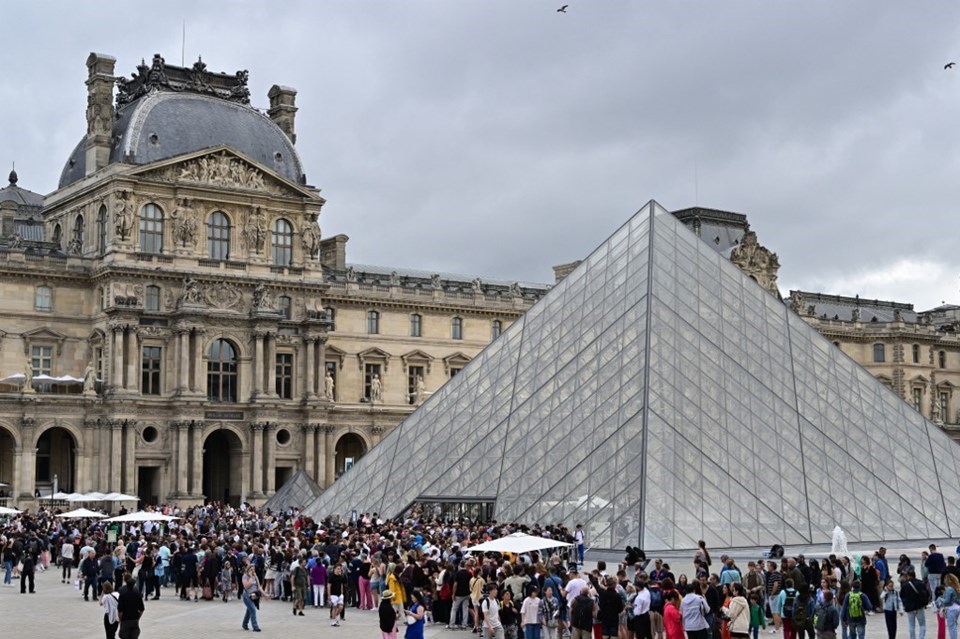 Paris'teki Louvre Müzesi bomba ihbarı nedeniyle kapatıldı - 1