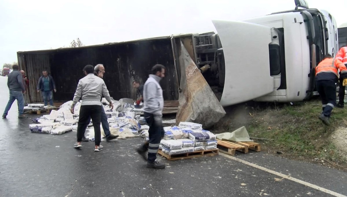 Büyükçekmece'de TIR devrildi: Trafik kilitlendi