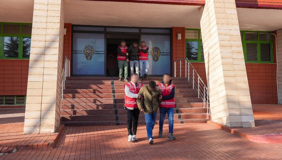 Isparta’da hırsızlık ve yaralama suçundan aranan 2 kişi yakalandı Isparta’da hırsızlık ve yaralama suçundan aranan 2 kişi yakalandı
