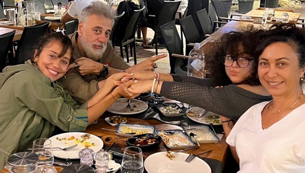 Yıllarsonra buluştular: Zeynep Alkan'dan aile pozu Yıllarsonra buluştular: Zeynep Alkan'dan aile pozu