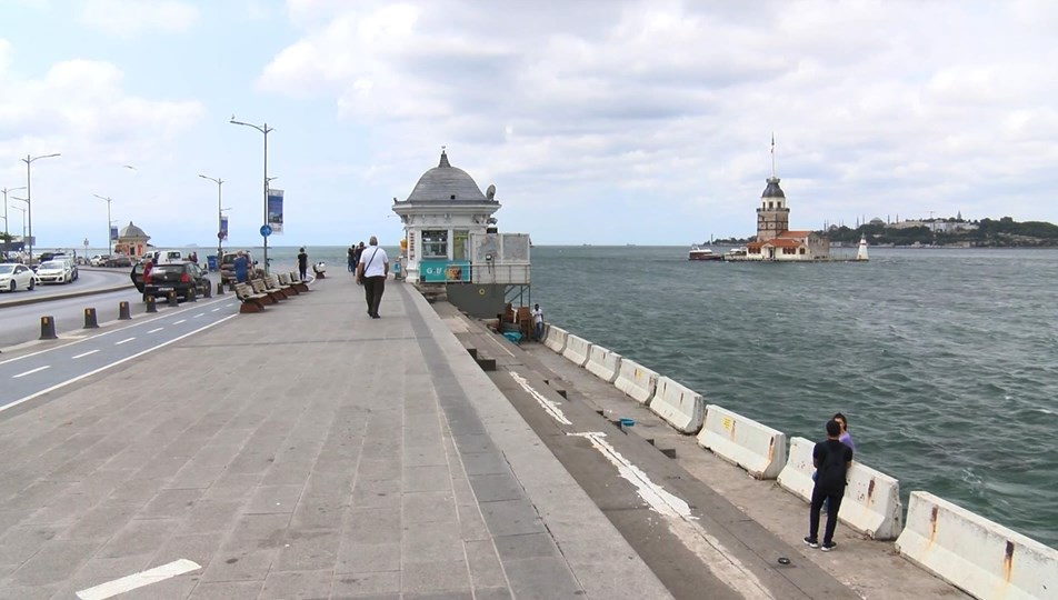 Üsküdar Sahili'nde kabuklu yemiş yemek yasaklandı
