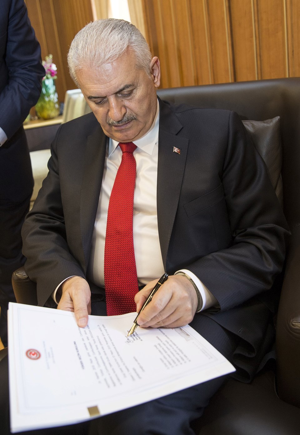 Erdoğan’ın Cumhurbaşkanı adaylığı dilekçesini Başbakan Yıldırım imzaladı - 1