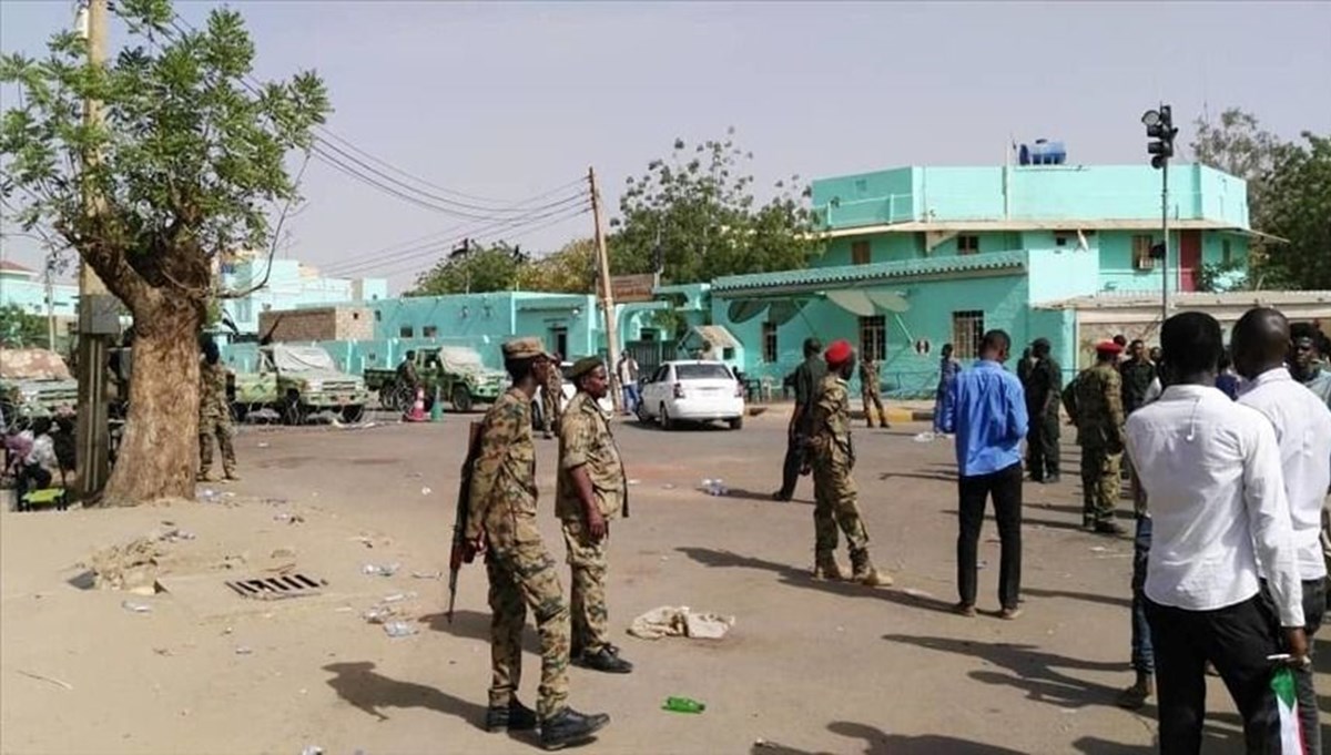 Sudan'dan Dagalu'nun resmi törenle karşılanmasına protesto Sudan'dan Dagalu'nun resmi törenle karşılanmasına protesto