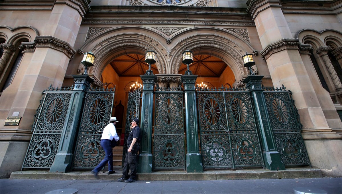 Sinagogun kapısı ateşe verildi: Şüpheli aranıyor