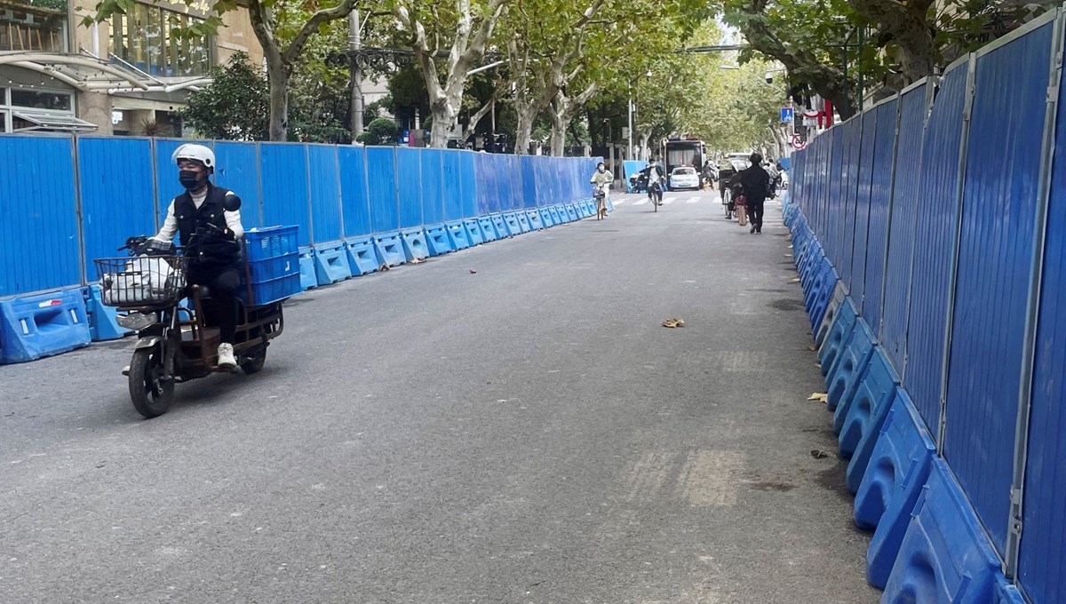 Çin polisi, Şanghay'da protestoların yapıldığı caddeyi barikatlarla kapattı Çin polisi, Şanghay'da protestoların yapıldığı caddeyi barikatlarla kapattı