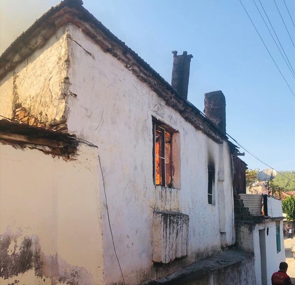 Aydın'da çıkan ev yangınında 3 kişi hastaneye kaldırıldı - 1