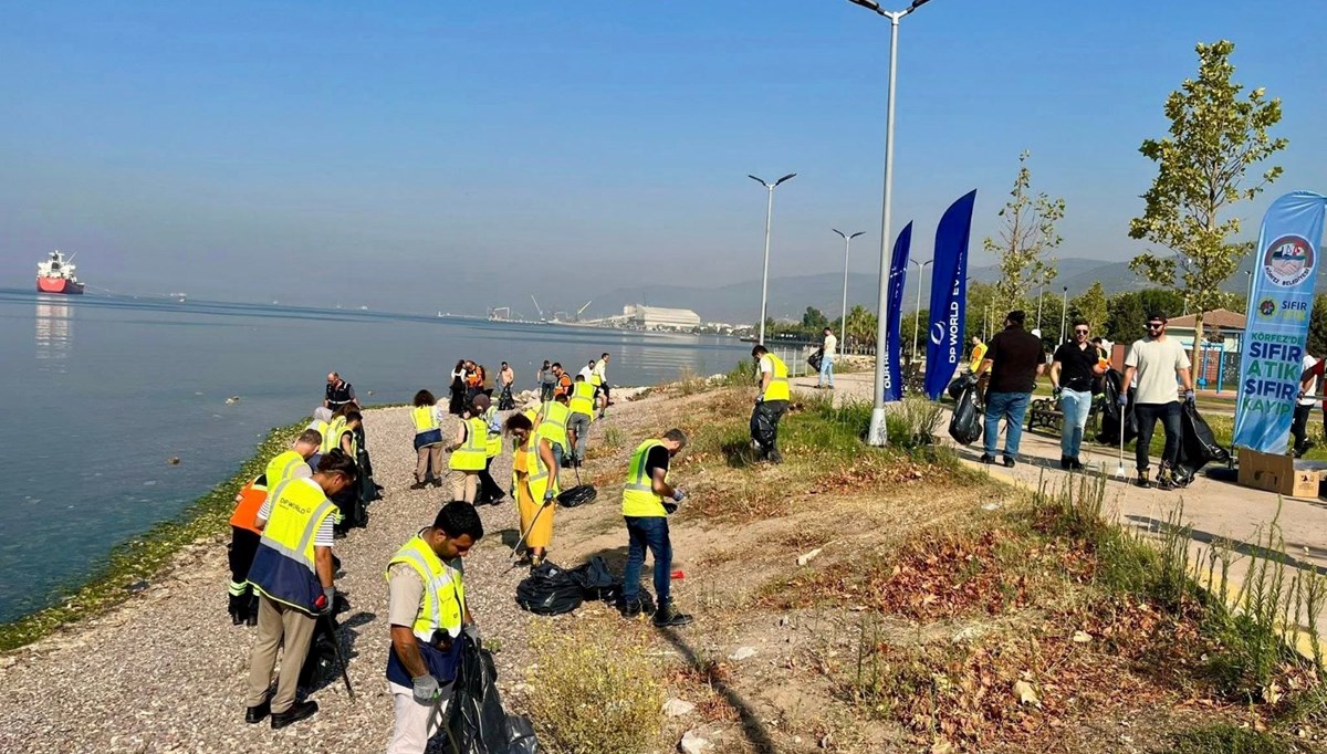 Körfez'de kıyı temizliği: Yarım saatte 70 kilo atık toplandı Körfez'de kıyı temizliği: Yarım saatte 70 kilo atık toplandı
