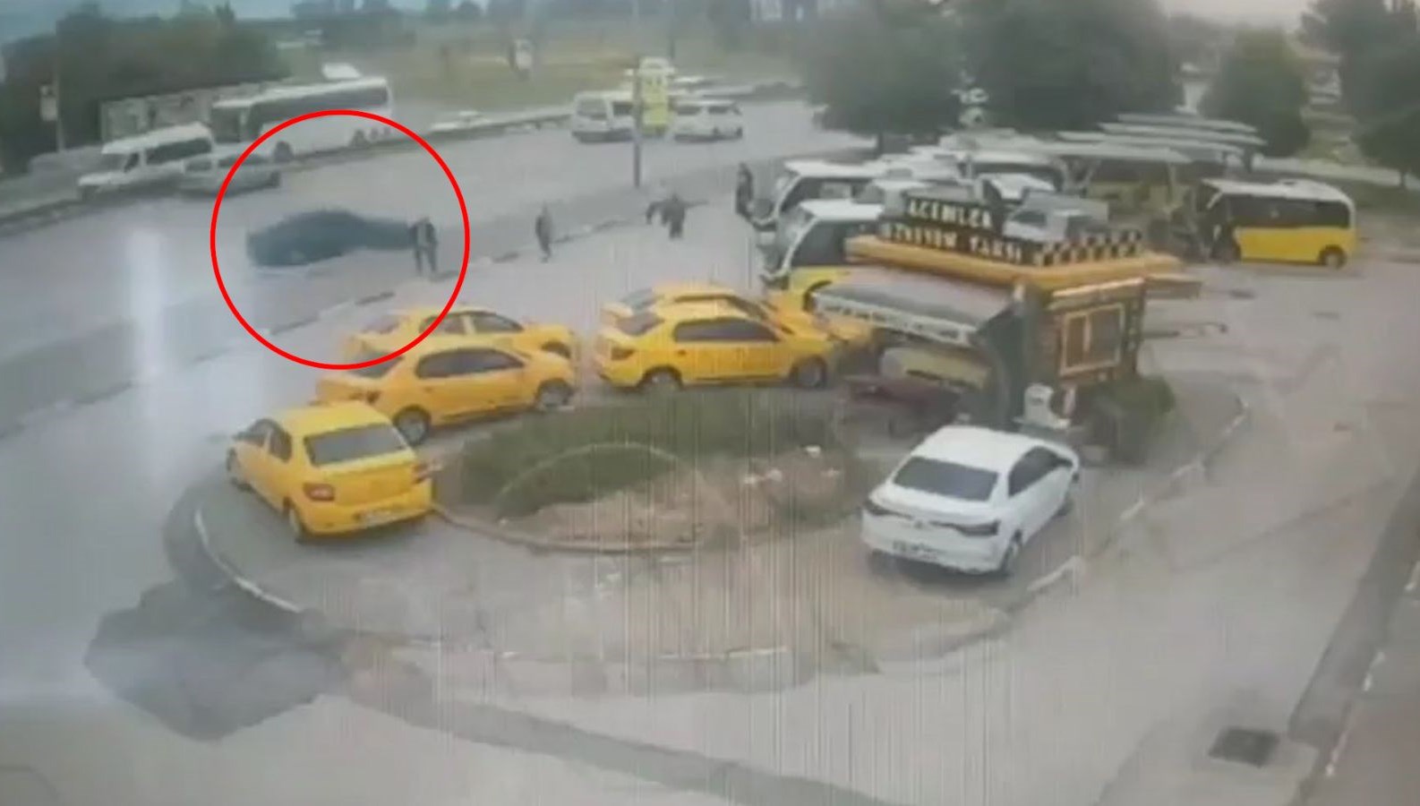 Aşırı hızlı otomobil durağa daldı: Biri çocuk 5 yaralı