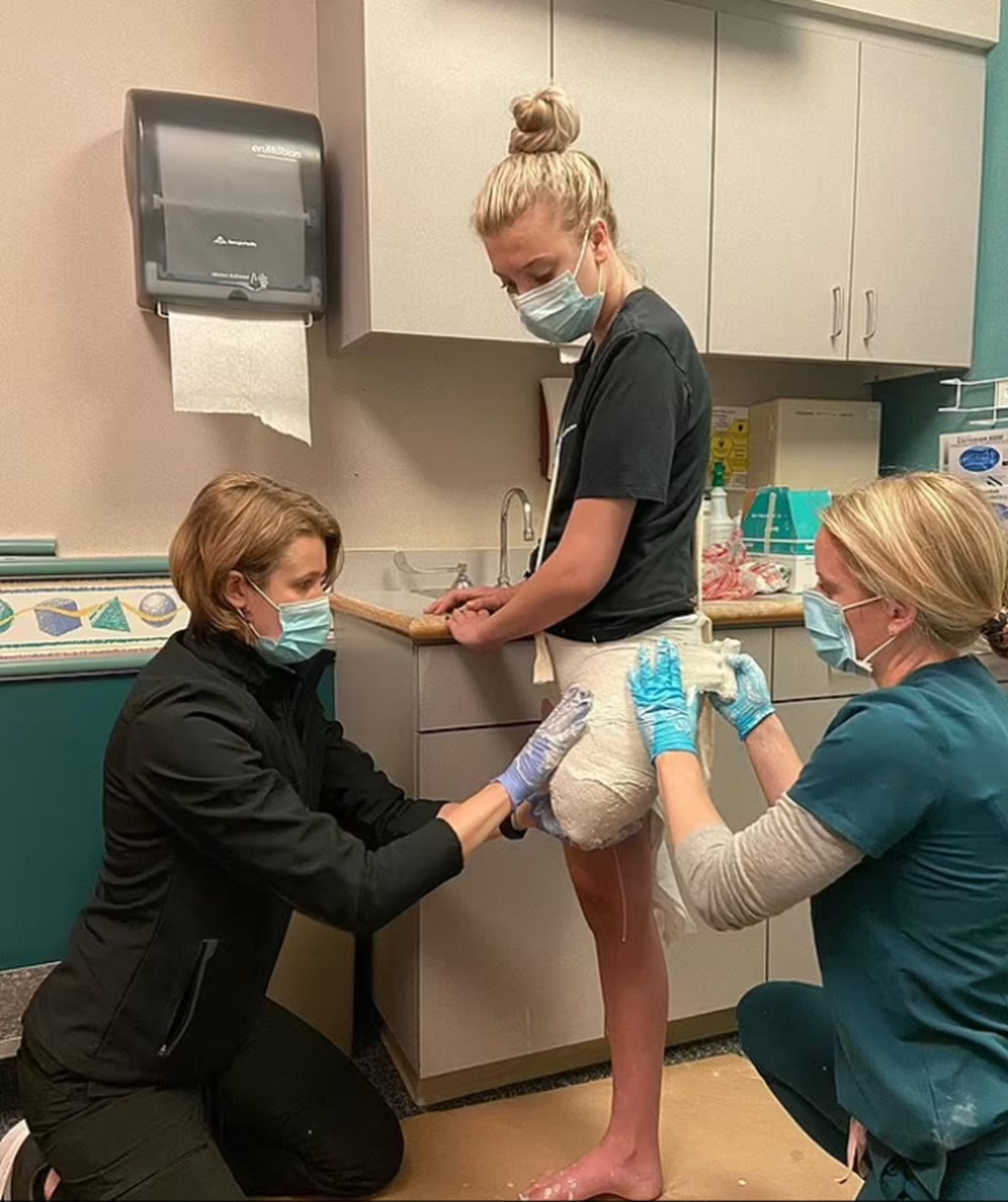 Trafik kazasında arabadan fırlayan genç kız elektrik tellerinde asılı kaldı - 4