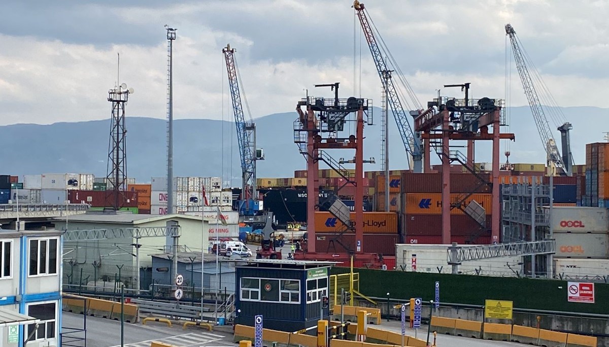 Limana yanaşan gemi kıyıya çarptı: Vinçler devrildi Limana yanaşan gemi kıyıya çarptı: Vinçler devrildi