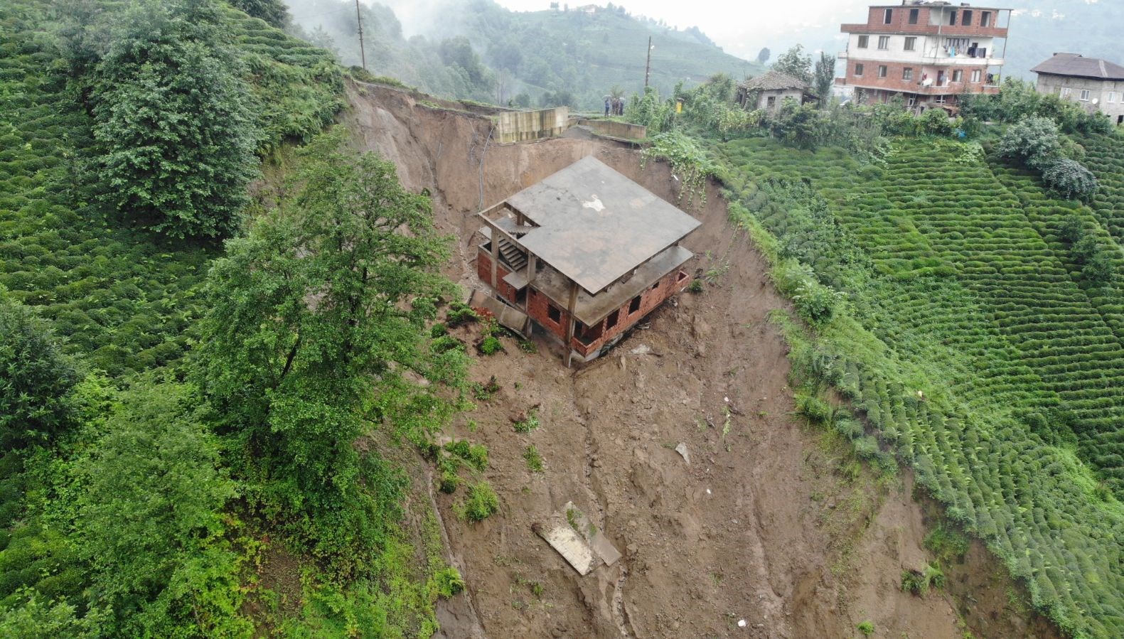 Rize'de 3 katlı bina heyelanda sürüklendi