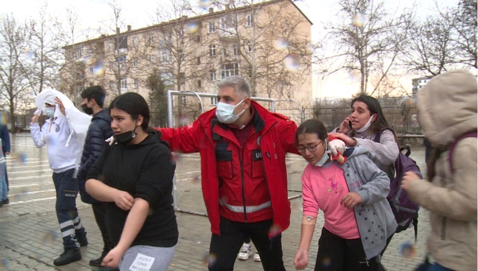 70 öğrenci zehirlenme şüphesiyle hastaneye kaldırıldı