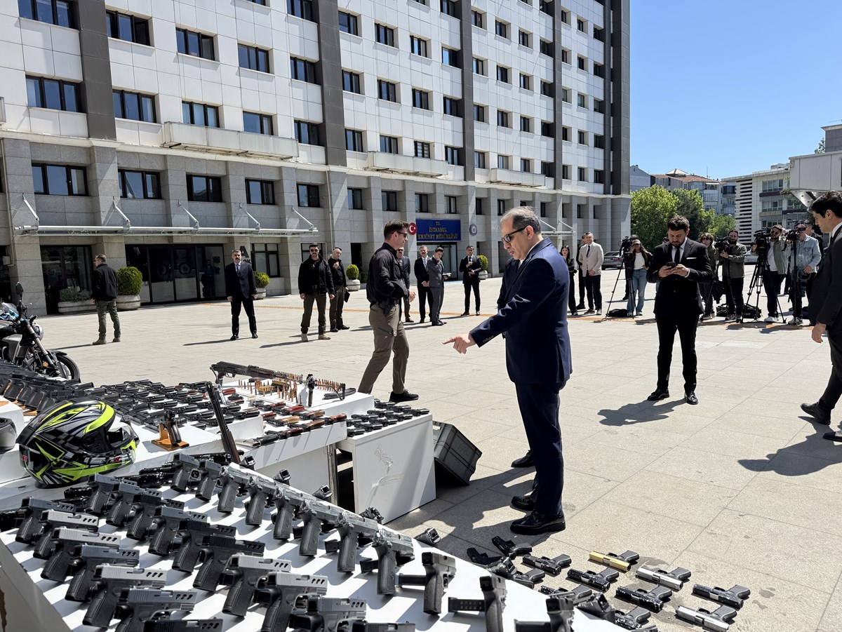 İstanbul Emniyet Müdürü Selami Yıldız operasyonda ele geçirilen silahları inceledi.