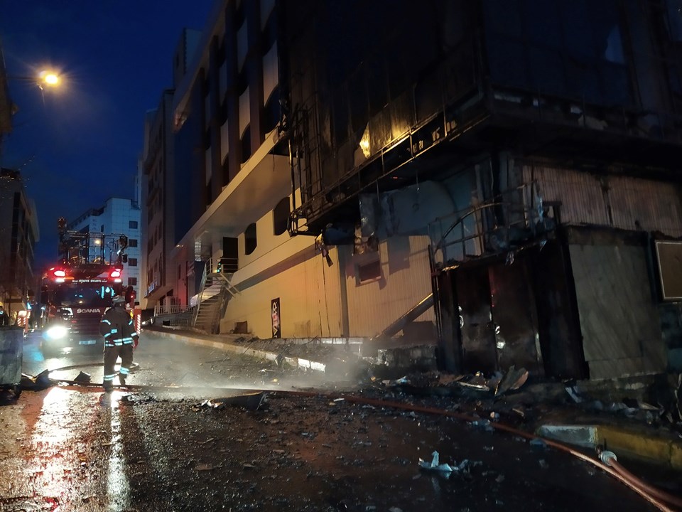 İstanbul'da 5 katlı otel alev alev yandı - 2