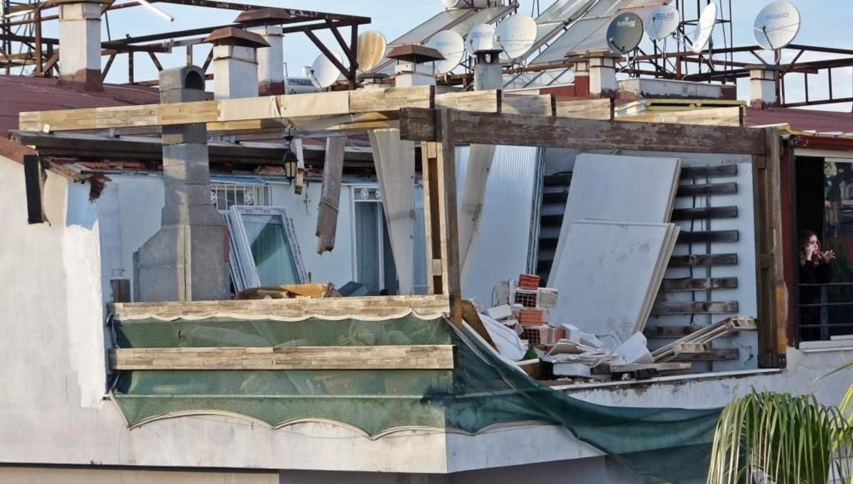 Antalya’da çatı çöktü, bir kişi ölümden döndü