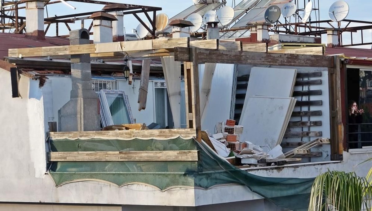Antalya'da çatı çöktü, bir kişi ölümden döndü Antalya'da çatı çöktü, bir kişi ölümden döndü