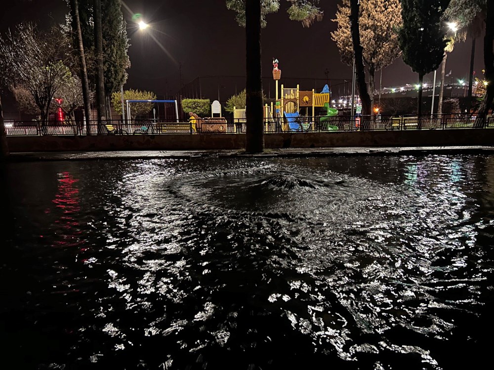 İskenderun'da şiddetli yağışla birlikte caddeler göle döndü - 4