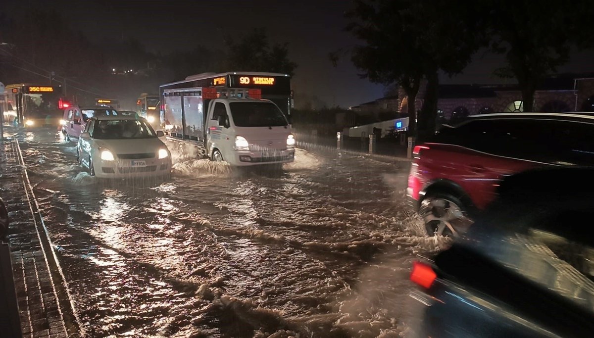 Bursa'da fındık büyüklüğünde dolu yağdı Bursa'da fındık büyüklüğünde dolu yağdı