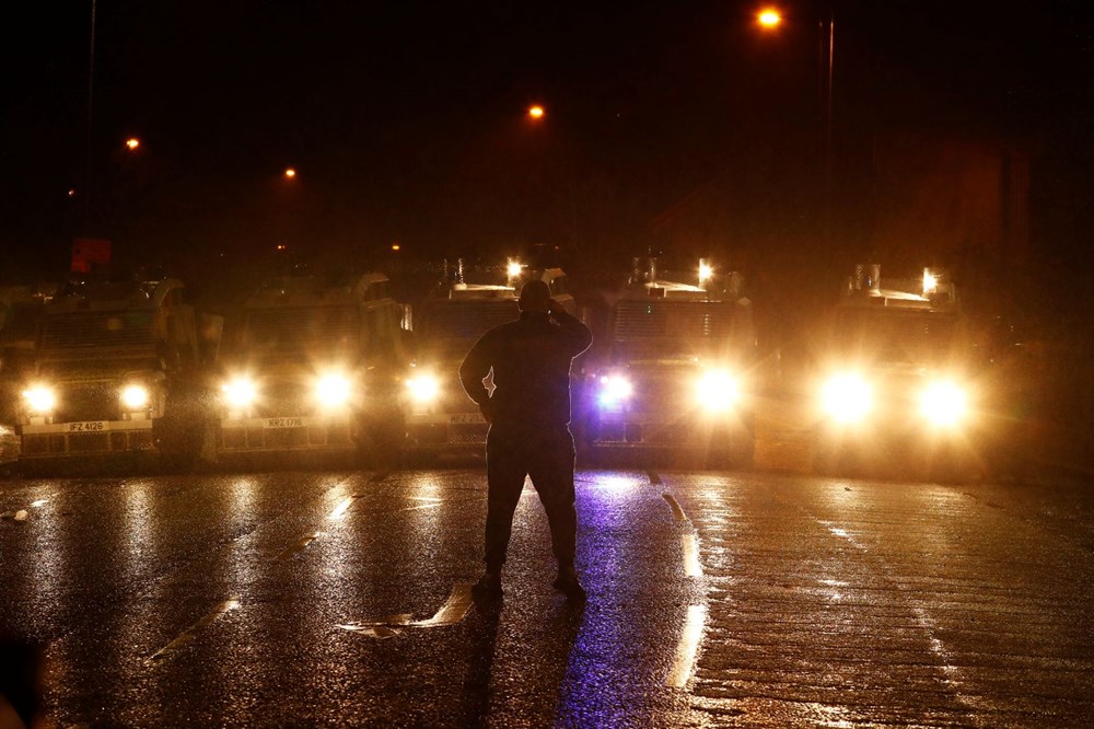 Kuzey İrlanda'da tansiyon yükseliyor (Gösterilerde otobüs ateşe verildi) - 13