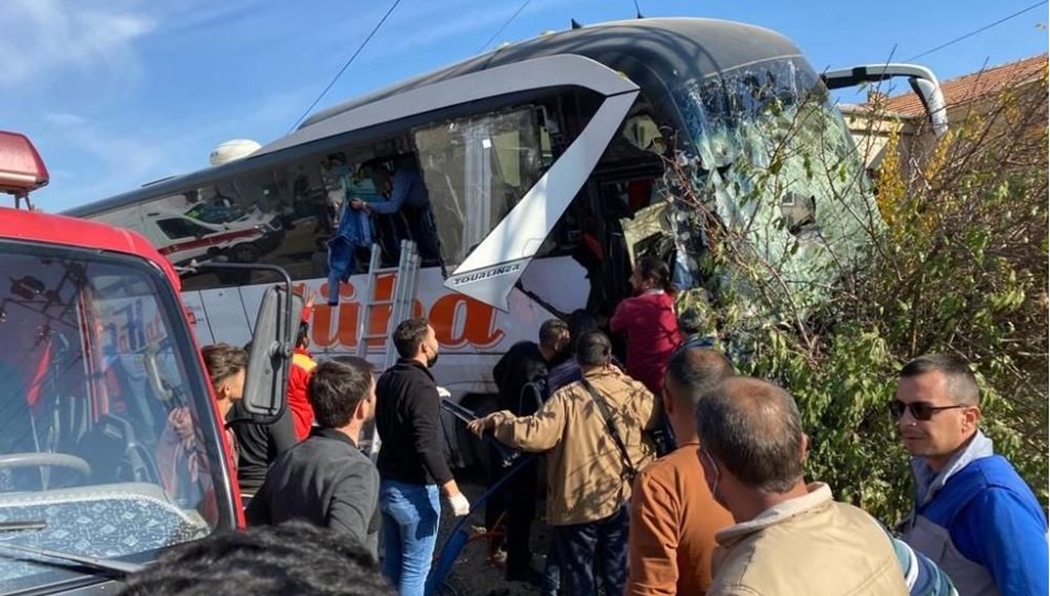 Kayseri'de yolcu otobüsü ile kamyonet çarpıştı: 1 ölü, 10 yaralı