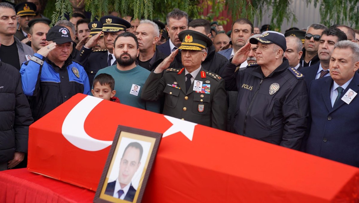 Şehit polis memuru toprağa verildi