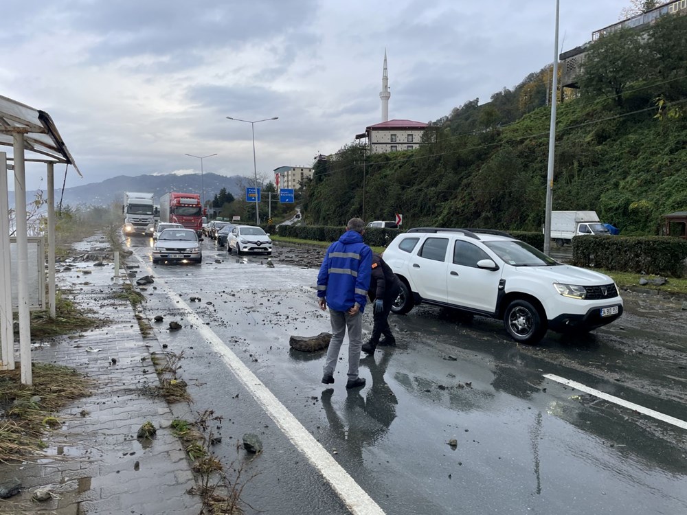 Karadeniz’de dev dalgalar | Fotoğraf çektirmek isteyen iki
genç dalgalara kapıldı - 10