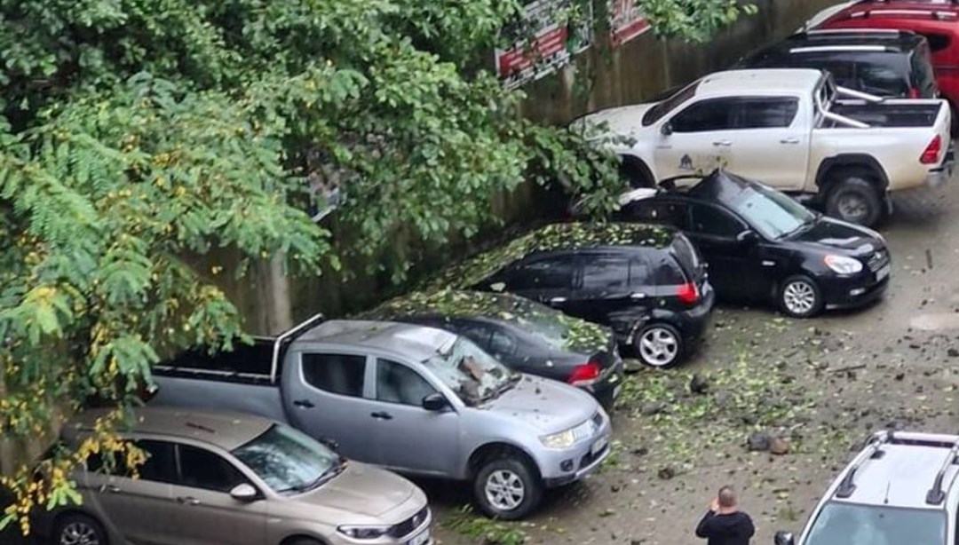 Artvin'de heyelan: Kayaların isabet ettiği 7 araçta hasar