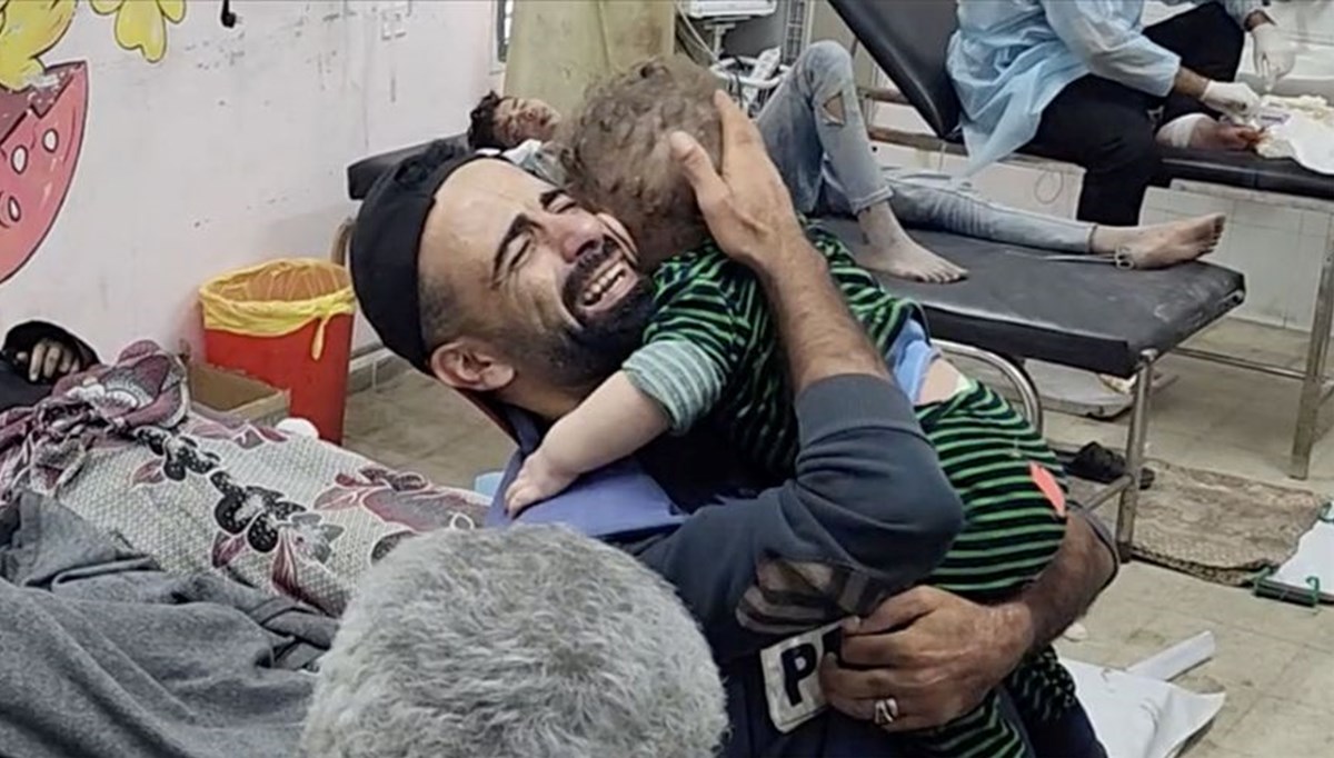 İsrail'in Gazze'ye saldırılarında AA kameramanı 4 çocuğunu kaybetti İsrail'in Gazze'ye saldırılarında AA kameramanı 4 çocuğunu kaybetti