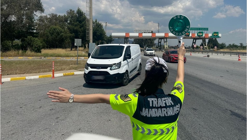 Jandarma ekipleri şüphelenerek aracı durdurdu: Beş düzensiz göçmen yakalandı