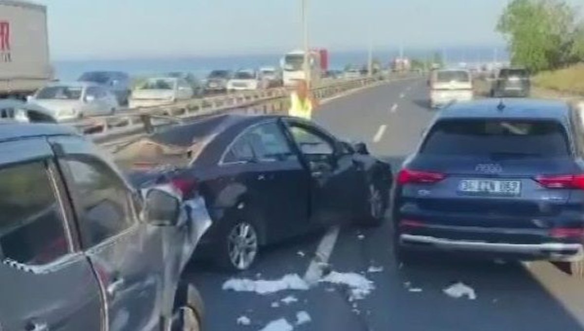 İstanbul'da TEM'i kilitleyen kaza (TIR devrildi, Edirne yönü kapandı) İstanbul'da TEM'i kilitleyen kaza (TIR devrildi, Edirne yönü kapandı)