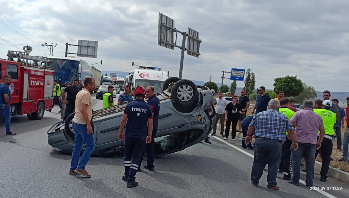 Otomobil, hafif ticari araçla çarpıştı: 1 çocuk öldü, 8 kişi yaralandı