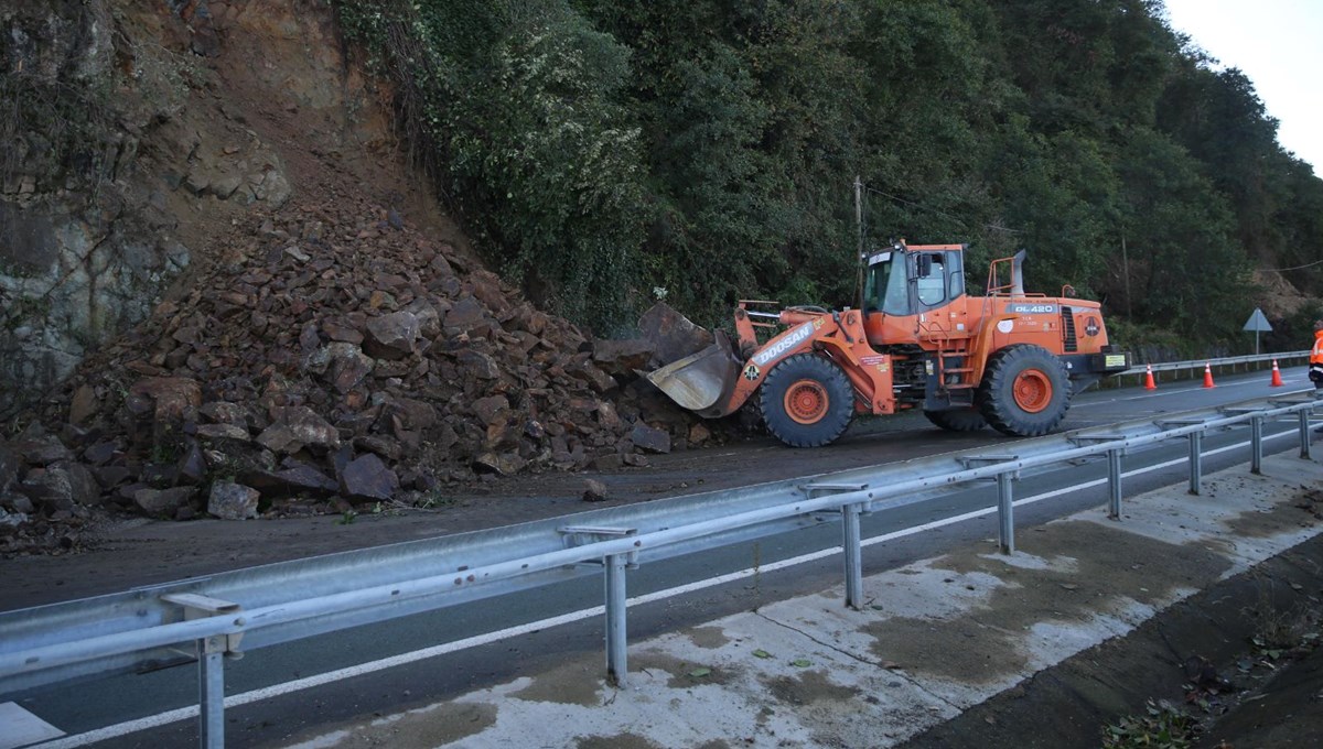 Heyelan sonrası Karadeniz Sahil Yolu'nda onarım çalışmaları