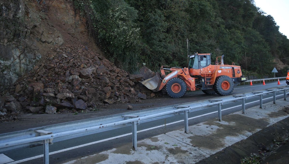 Heyelan sonrası Karadeniz Sahil Yolu'nda onarım çalışmaları Heyelan sonrası Karadeniz Sahil Yolu'nda onarım çalışmaları