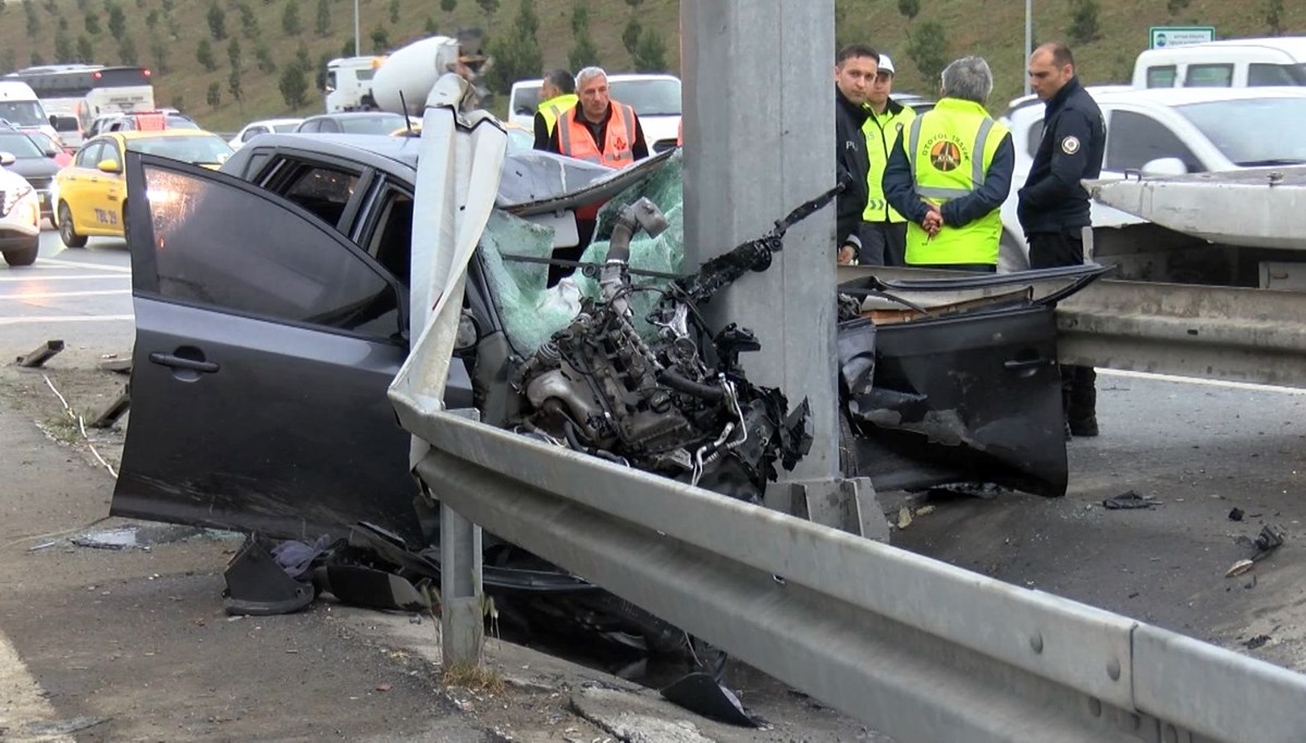 İstanbul'da feci kaza: Bariyerlere çarpan otomobilin sürücüsü öldü