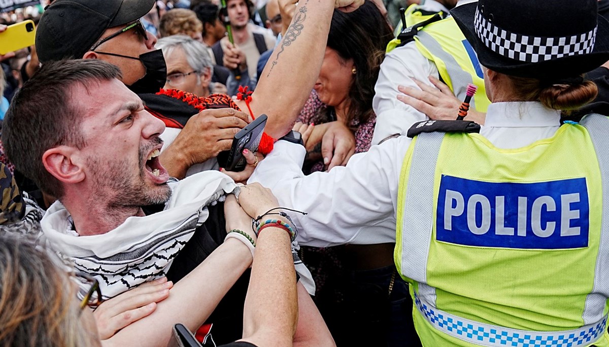 İngiltere'de gözaltı sayısı 890