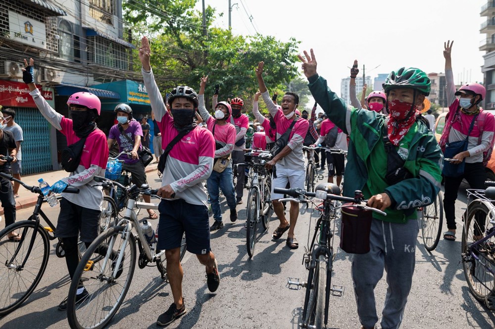 Myanmar'da on binlerce kişi cuntaya meydan okudu - 6