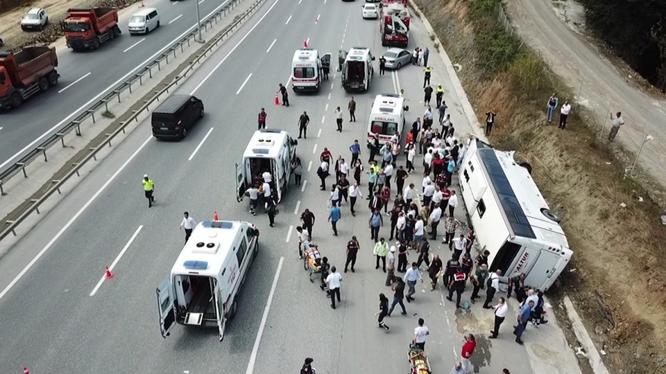 İstanbul'da midibüs devrildi (Çok sayıda yaralı var) - 1