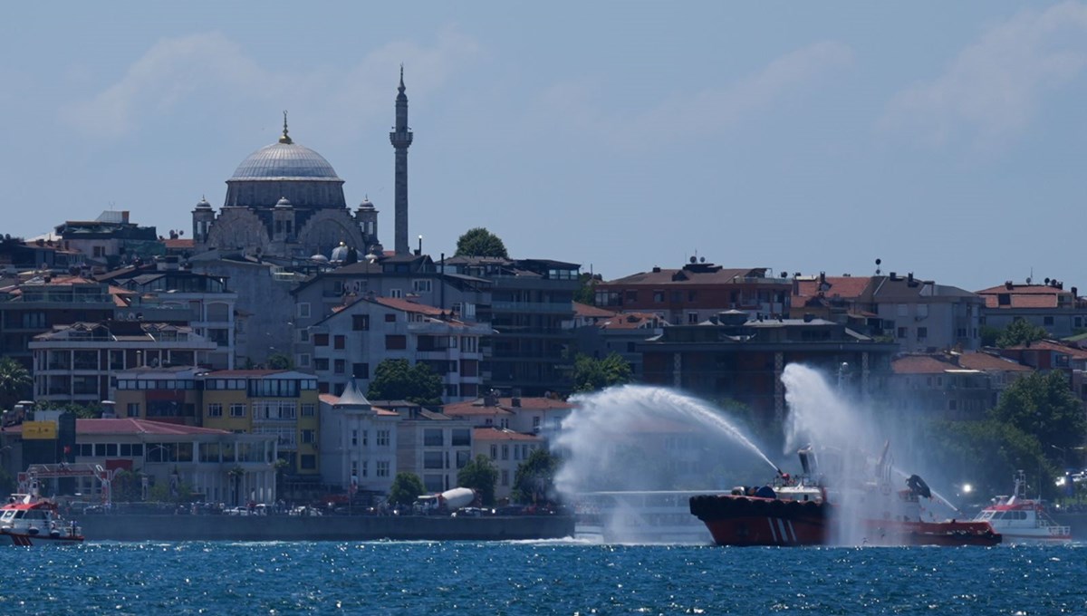 İstanbul Boğazı'nda gaziler ve şehitlerin anısına saygı seyri