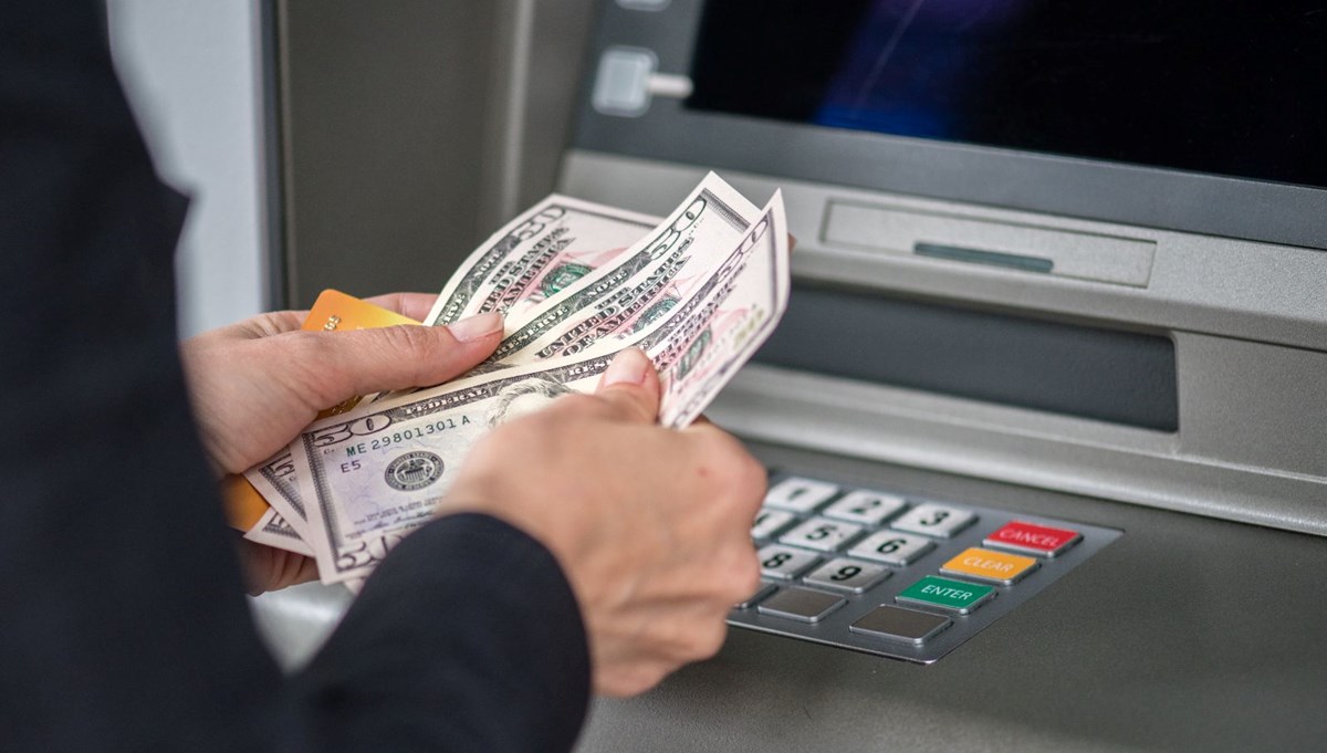 ATM'ye sahte dolar yatırıp Türk Lirası olarak çektiler