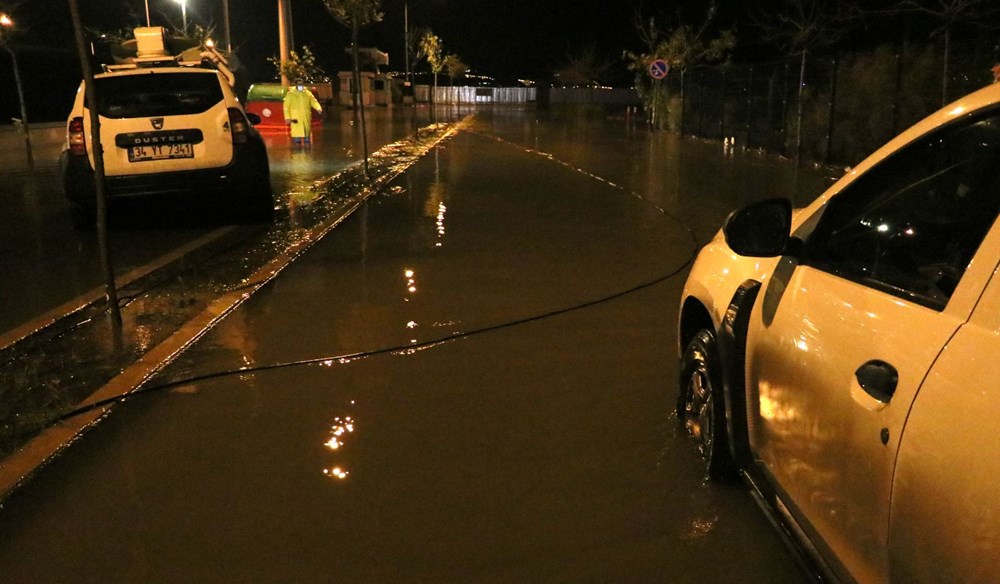 İzmir'de yağışın ardından denizin taşması sonucu araçlar su altında kaldı - 6
