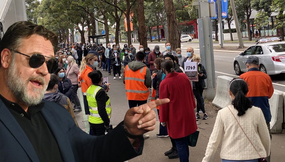 Russell Crowe'un 7 bin kişiyle aşı sırası