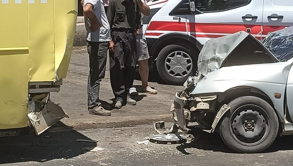 Otomobil ile otobüs çarpıştı: İki yaralı