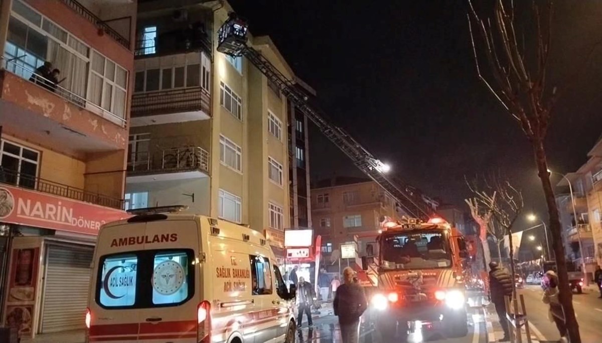 Kartal'da yangın: Mahsur kalanları itfaiye ekipleri kurtardı Kartal'da yangın: Mahsur kalanları itfaiye ekipleri kurtardı