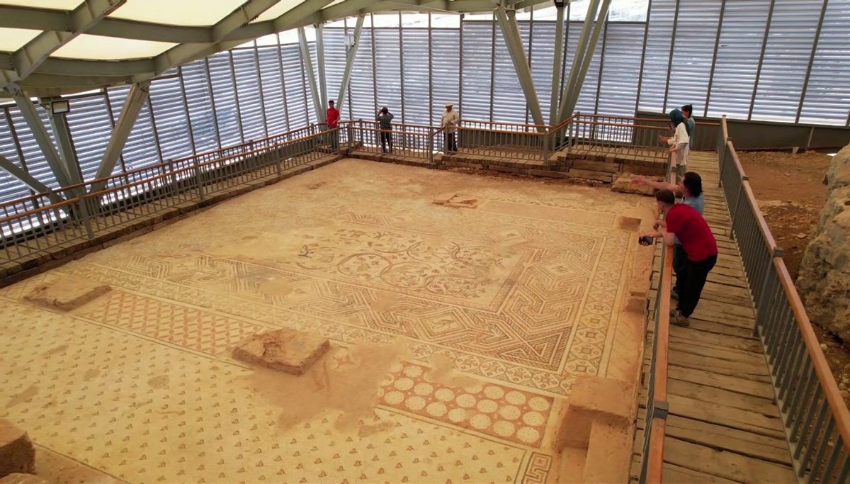 Restore edilen 'Cennet Bahçesi' mozaiği ziyarete açıldı