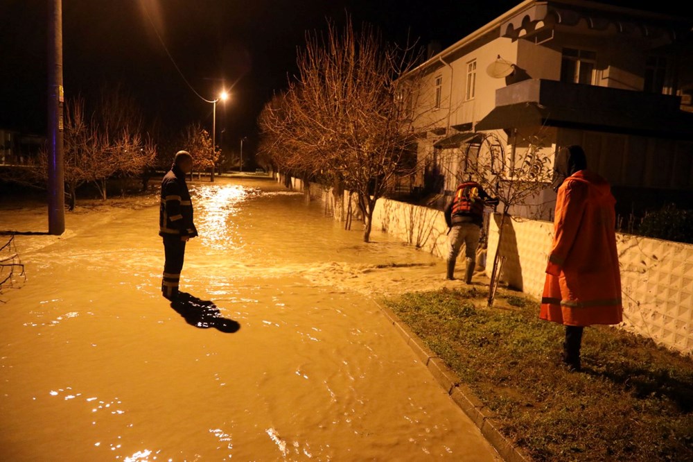 Edirne'yi sağanak vurdu: Sel sularına kapılan kişi aranıyor - 3