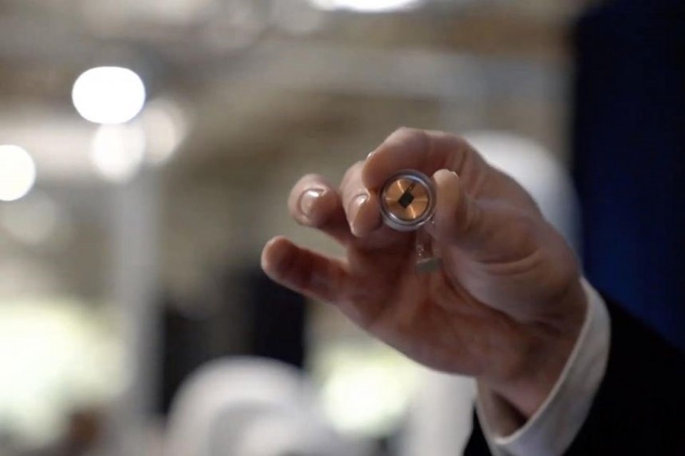 Elon Musk'ın geçtiğimiz yıl tanıttığı ve kulağın arkasına implant edilen 'Link' adlı çip, bir madeni para büyüklüğünde.