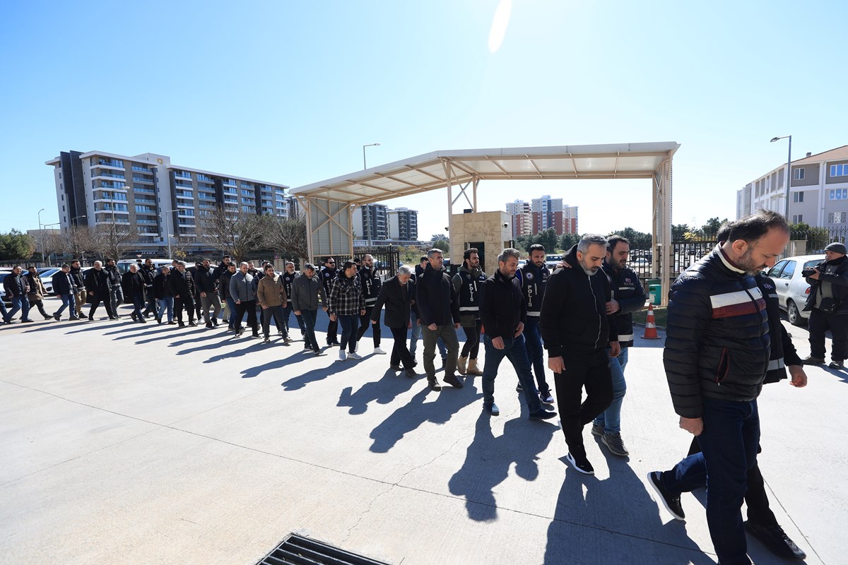 Antalya merkezli operasyonda 353 kişi gözaltına alındı Antalya merkezli operasyonda 353 kişi gözaltına alındı