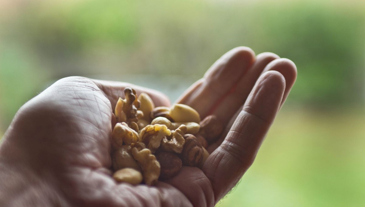 Genel cerrah ''Kolon kanserini önlüyor'' diyerek ısrarla tavsiye etti: Günde bir avuç tüketmek bile yetiyor