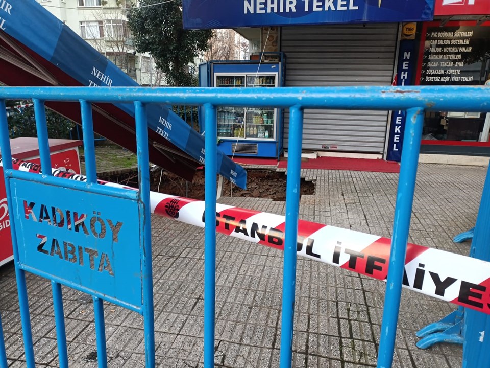 Kadıköy’de 3 katlı binanın önünde çökme - 1