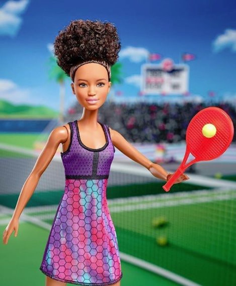 Barbie’den tekerlekli sandalyeli ve protezli bebek Barbie’den tekerlekli sandalyeli ve protezli bebek